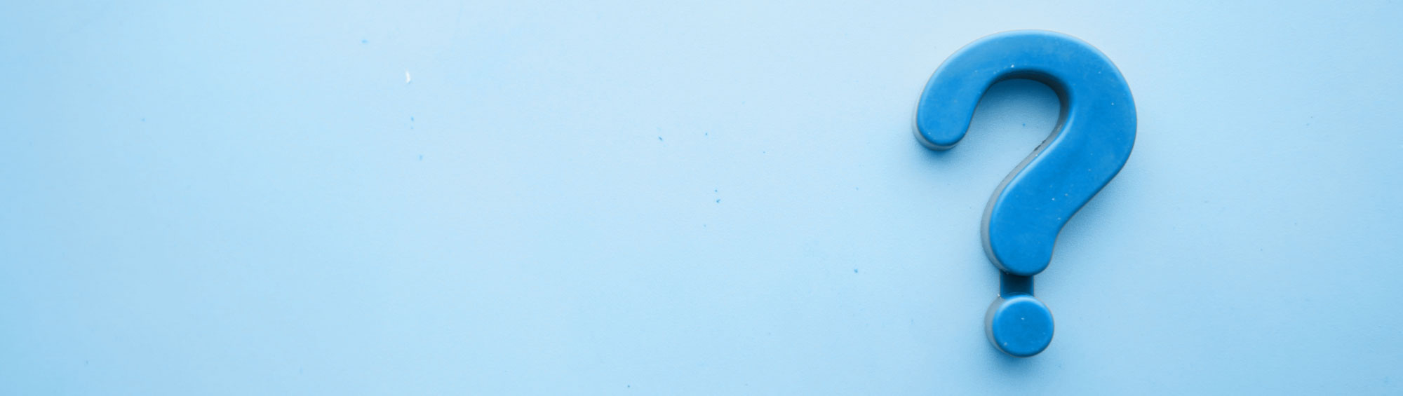 Ein Fragezeichen-Icon auf einem hellblauen Hintergrund